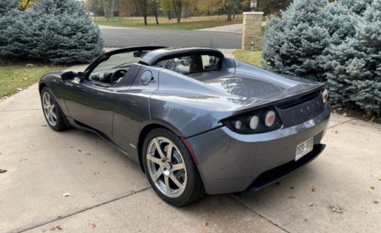 Как хорошее вино: экземпляр Tesla Roadster 2008 года выпуска продан более чем за $250 000