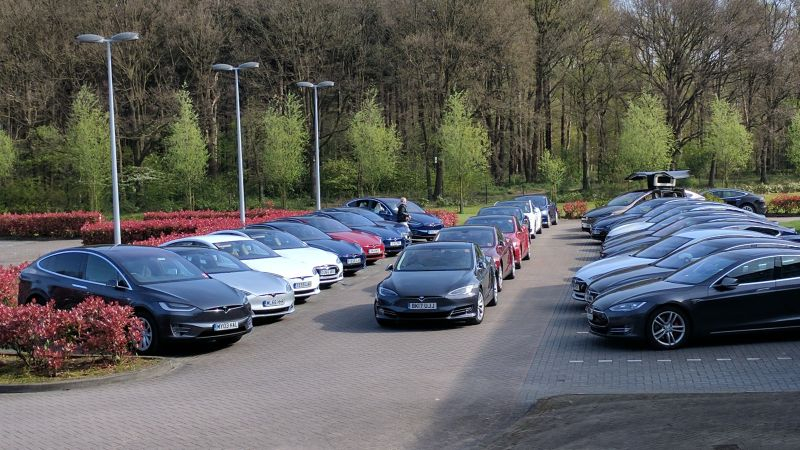 Tesla научит электромобили парковаться только по камерам и начала предлагать дополнительную гарантию за деньги