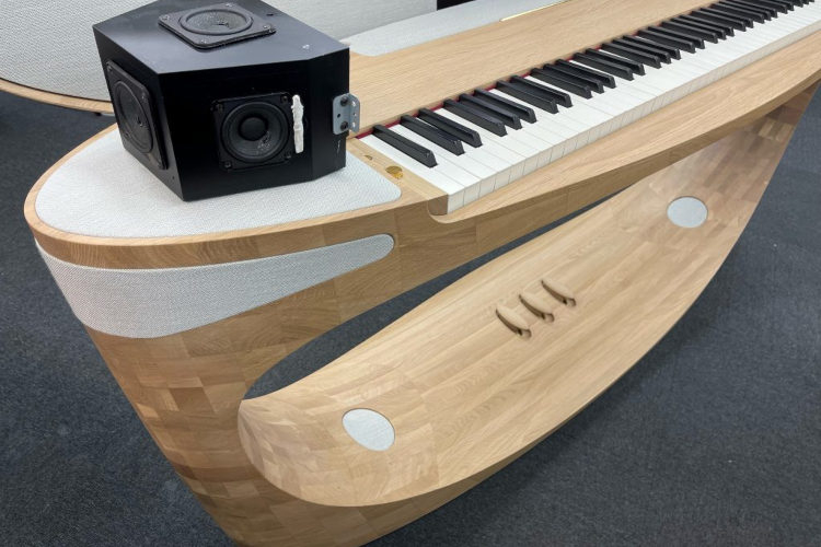 Roland представила фортепиано будущего — со встроенным планшетом и дронами-динамиками