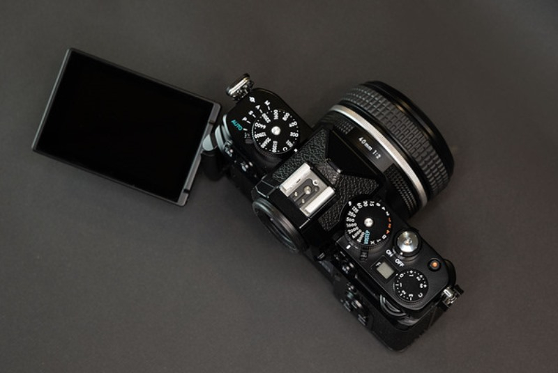 Представлена Nikon Z f — полнокадровая беззеркальная камера в ретро-стиле