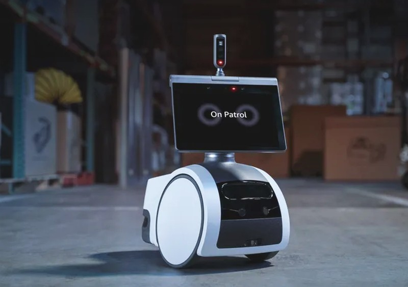 Amazon представила милого робота-охранника Astro for Business, который похож на пылесос с планшетом