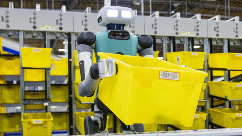 Amazon и Agility Robotics запустили эксперимент с гуманоидным роботом-помощником Digit на своих складах