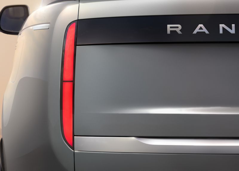 Range Rover внезапно открыла предзаказы на свой первый электрический внедорожник — сама машина ещё не представлена